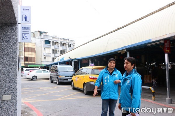 花蓮市公所為打造友善城市，中山市場廁所設施改善工程已竣工驗收，魏嘉賢市長前往關心改善成果，希望能為當地民眾帶來更加整潔、方便的衛生空間。（圖／花蓮市公所提供）