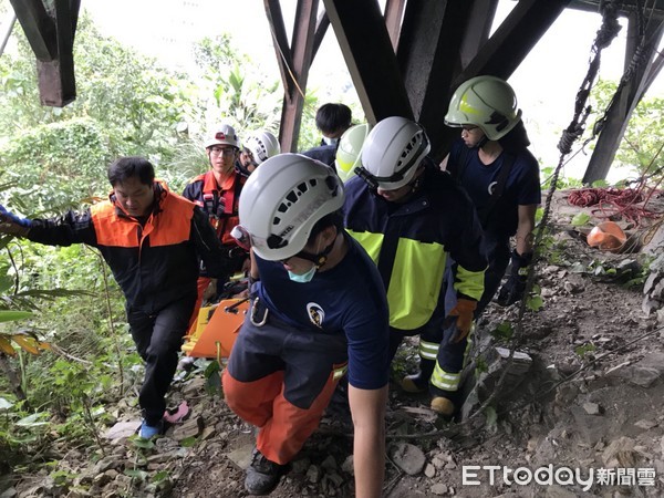 ▲▼宜蘭蘇澳鎮廟公上廁所遇難，木板地面破裂摔15公尺墜草叢。（圖／記者莊智勝翻攝）