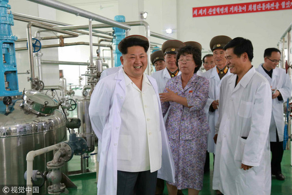 ▲▼北韓領導人金正恩於2015年穿著白褂，視察北韓軍第810部隊所屬的生物技術研究院。（圖／CFP）