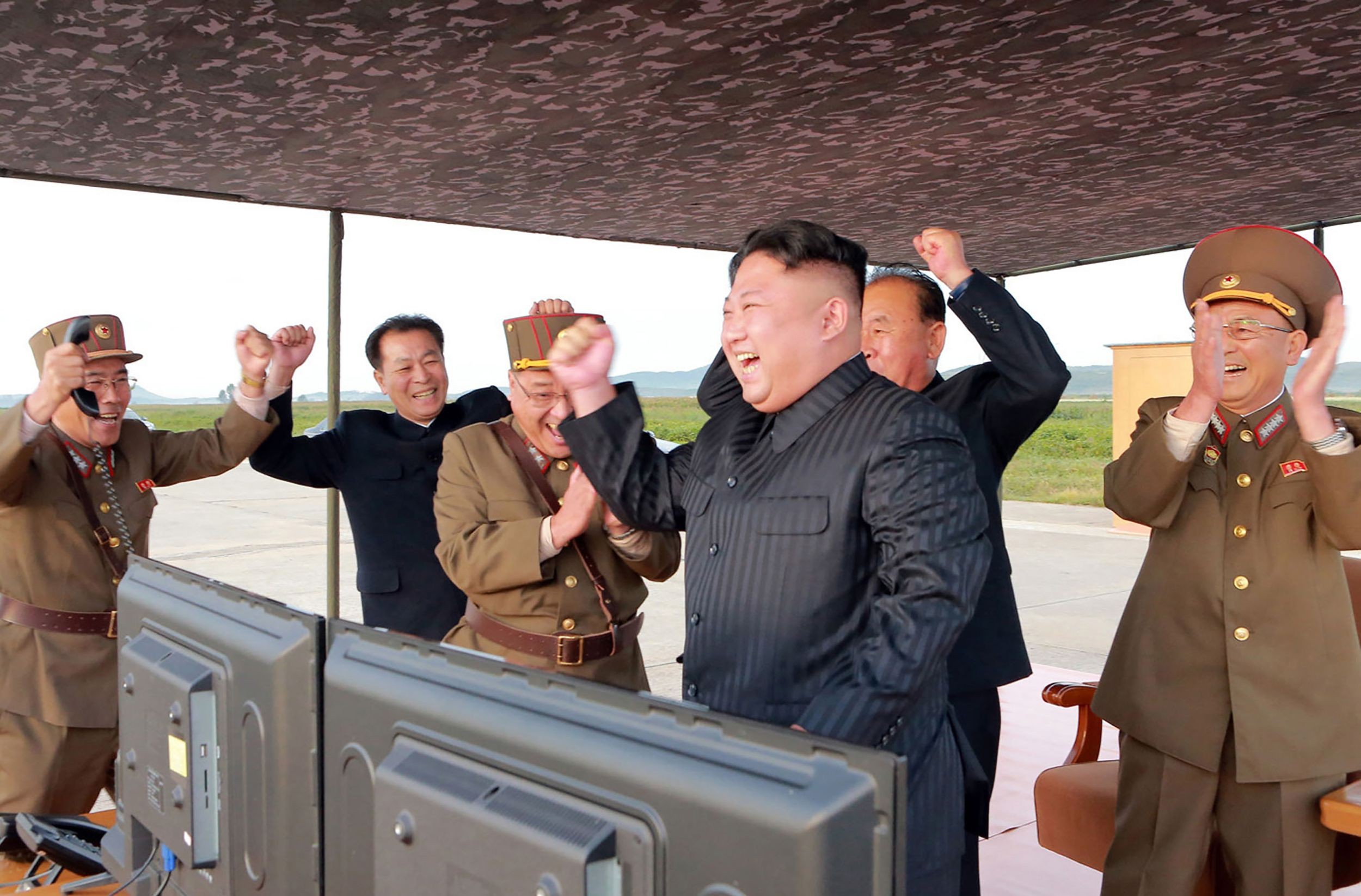 ▲▼北韓「北極星二型」飛彈試射成功，金正恩和他的愛將興奮地歡呼。（圖／CFP）