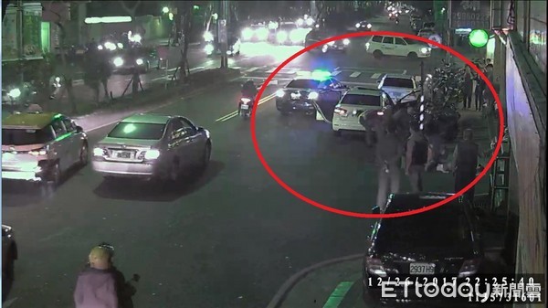 ▲▼轎車引擎蓋掀起遮蔽駕駛視線，毒蟲停靠路邊就逮。（圖／記者陳豐德翻攝）