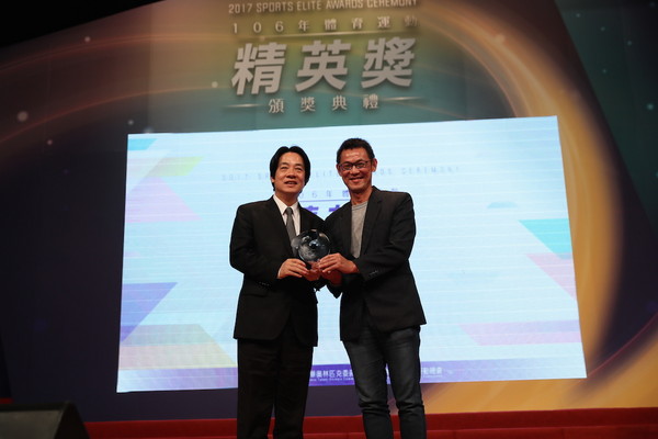 ▲戴資穎獲得體育運動精英獎特別獎，由父親代領。（圖／體育署提供）