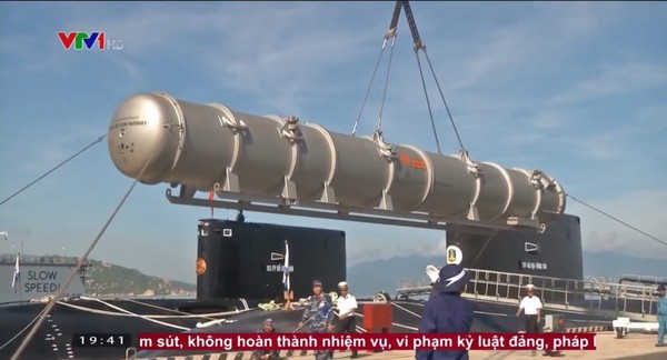 越南自俄羅斯引進的基洛級柴電潛艇首次發射「俱樂部-S」反艦導彈。（圖／翻攝自越南國家電視一台VTV-1）