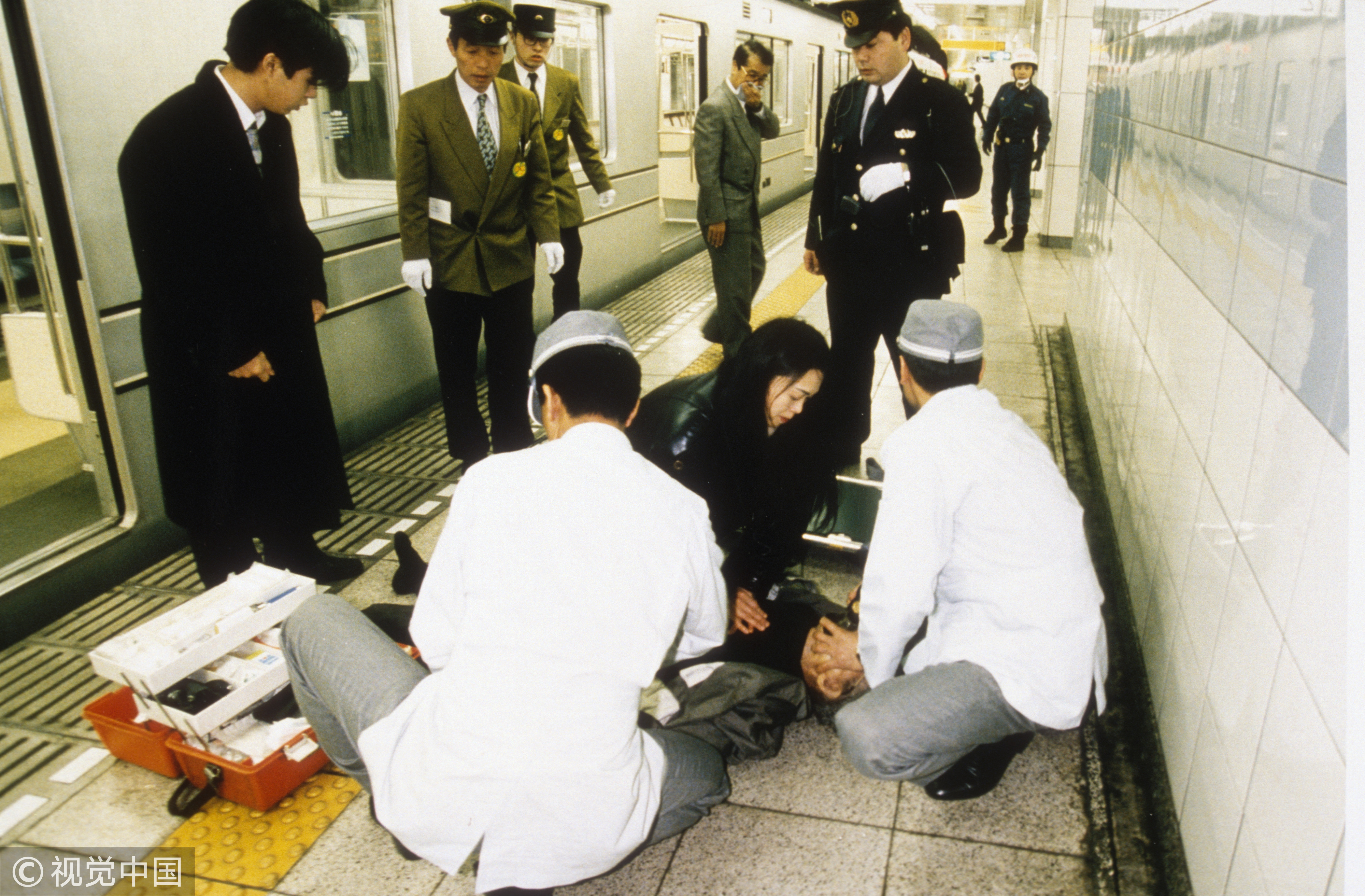 Нападение 20. Зариновая атака в Токийском метро 1995. Атака зарином в Токийском метро 1995 Аум Синрике. Зариновая атака Токио 1995.