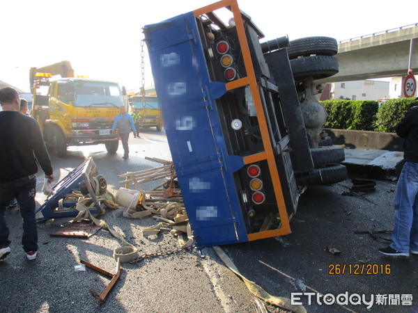 ▲▼大貨車於國道一號撞破分隔島翻覆，行車紀錄器拍下驚險一瞬間。（圖／記者陳豐德翻攝）