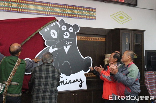 台灣黑熊是布農族的朋友，「黑熊媽媽」黃美秀早早就提出，卓溪鄉是正港「有熊國」，為了呼應社會期待，卓溪鄉公所本所公布了卓溪鄉的吉祥物－卓溪抱抱熊。（圖／卓溪鄉公所提供）