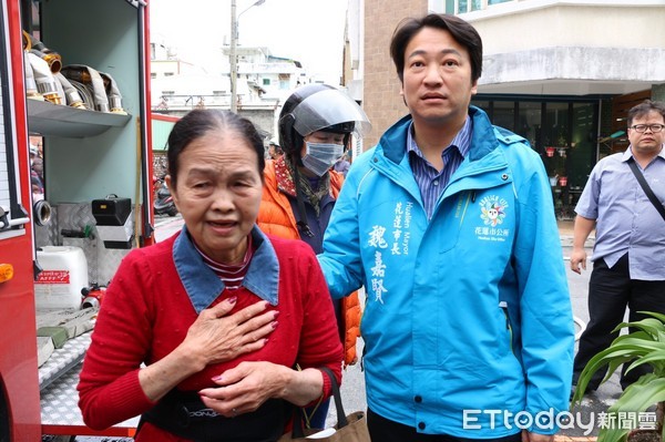 花蓮市上海街的一間民宅發生火警，市長魏嘉賢趕赴現場關切，除指示協助安排臨時安置地點外，也致贈1萬元的慰問金，讓他們能暫時添購生活必需品以度過寒冬。（圖／花蓮市公所提供）