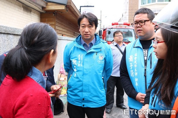 花蓮市上海街的一間民宅發生火警，市長魏嘉賢趕赴現場關切，除指示協助安排臨時安置地點外，也致贈1萬元的慰問金，讓他們能暫時添購生活必需品以度過寒冬。（圖／花蓮市公所提供）