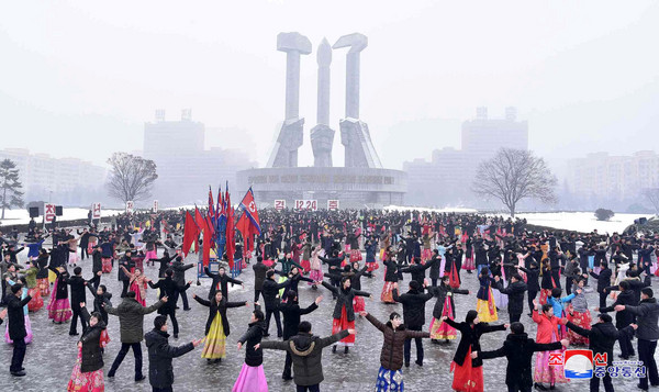 ▲聖誕節前夕，北韓人民寒風中熱舞，慶祝金正淑百歲冥誕。（圖／路透社）