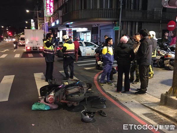 ▲▼2警車追捕酒駕！　飛車到板橋「連撞等紅燈4機車」。（圖／記者林煒傑翻攝）