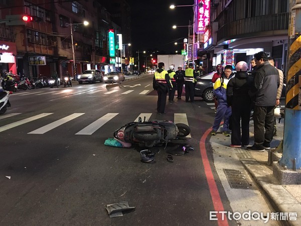 ▲▼2警車追捕酒駕！　飛車到板橋「連撞等紅燈4機車」。（圖／記者林煒傑翻攝）