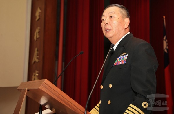 海軍司令黃曙光上將27日於該部「民國107年元月份月會暨晉任授階典禮」中，期勉官兵同仁勇於挑戰、突破自我，發揚海軍忠義軍風。（圖／軍聞社）