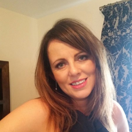 ▲▼ 英國北愛爾蘭日前傳出持刀攻擊事件，21歲的夏洛特（Charlotte Reat）在臉書發文表示，她的母親為了救她一命，用身體擋下數刀攻擊，最後死在她的懷裡。（圖／翻攝自Facebook／Jayne Toal Reat）