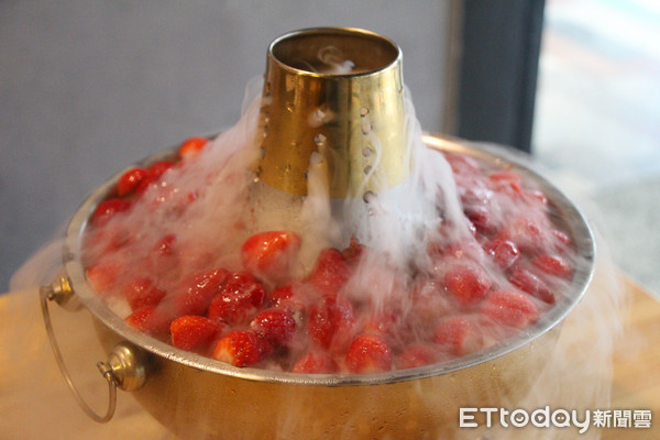 ▲▼蜂橙複合式餐飲草莓火山冰與發燒西瓜。（圖／記者黃士原攝）