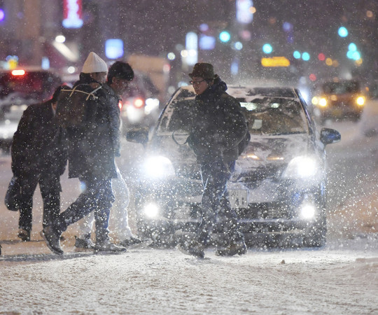 ▲▼日本許多地區大雪紛飛，導致大眾運輸受到嚴重的影響。（圖／達志影像／美聯社）