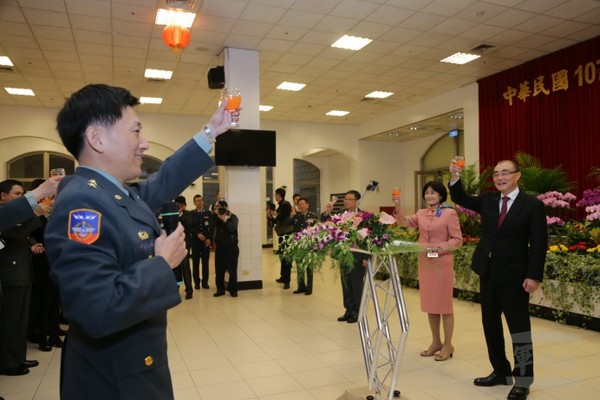 馮部長主持將官晉任茶會　期勉打造國軍為「勝利之軍」