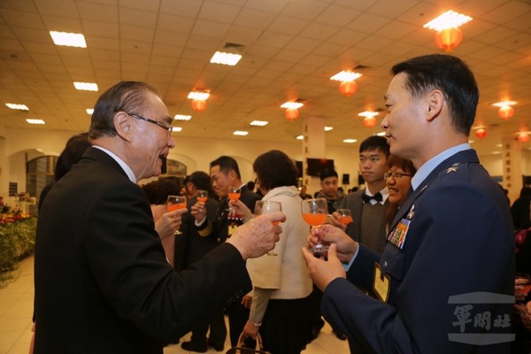 馮部長主持將官晉任茶會　期勉打造國軍為「勝利之軍」