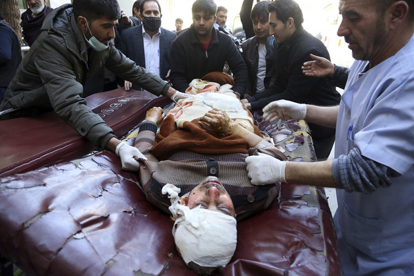 ▲▼阿富汗喀布爾（Kabul）的文化中心於28日遭到自殺炸彈客攻擊，造成至少40人身亡，30人燒燙傷。（圖／達志影像／美聯社）