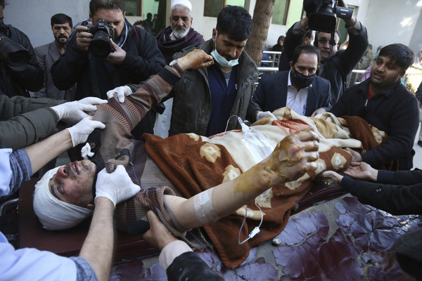 ▲▼阿富汗喀布爾（Kabul）的文化中心於28日遭到自殺炸彈客攻擊，造成至少40人身亡，30人燒燙傷。（圖／達志影像／美聯社）