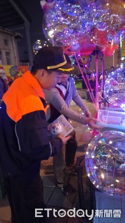跨年活動多！購買波波球需注意安全才盡興。（圖／屏東縣政府消防局提供）