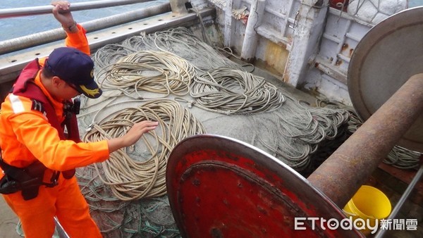 海巡署第一二海岸巡防總隊於元旦連續假期期間，將強化執檢機制，提升港口安檢比例，以強化可疑船隻的檢查。（圖／第一二海岸巡防總隊提供）