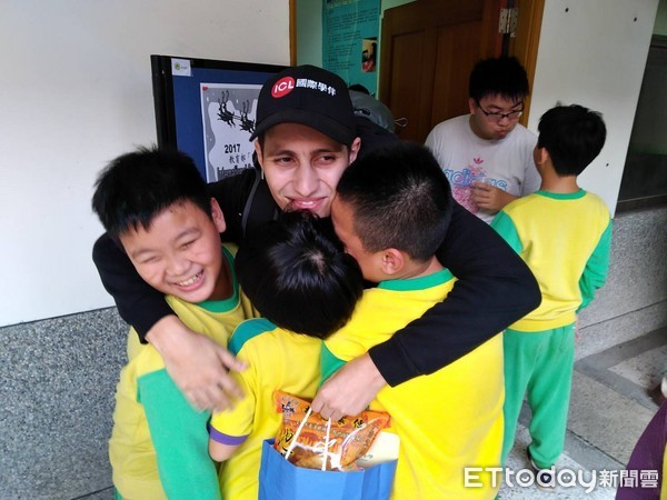 參與國際學伴計畫十餘位台大中外籍學生，風塵僕僕的從台北驅車來到台東訪問東海國小，與半年來利用視訊做專題教學互動的六年級小朋友相見歡。（圖／台東縣政府提供）