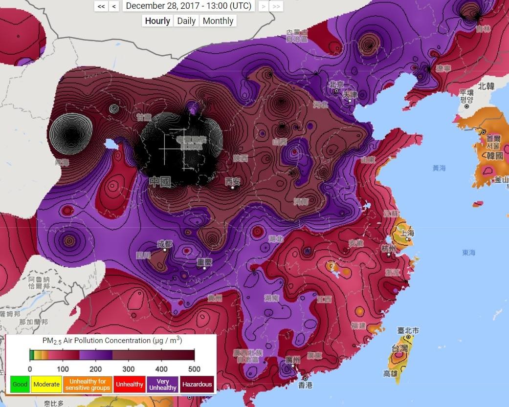 鄭明典PO出大陸的PM2.5現況，沙塵暴影響區域已經超出監測尺標範圍（黑色）。（圖／翻攝BerkeleyEarth網站）