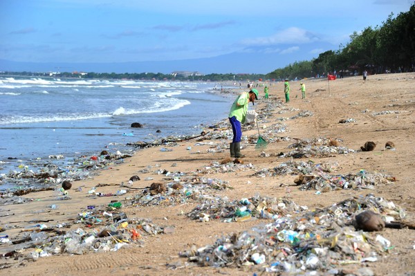 ▲人間天堂變這樣！　峇里島宣布進入「垃圾緊急狀態」。（圖／CFP）