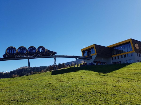 ▲▼每秒飆10公尺！世界最陡的纜車軌道在瑞士小鎮Stoos。（圖／翻攝自Stoos粉絲團）