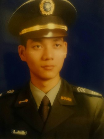 林益慶身高190公分，憲兵學校畢業即展開約14年的軍旅生涯。（林益慶提供）