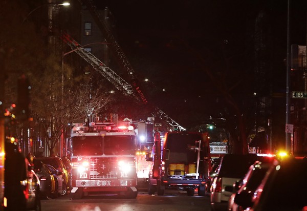 ▲▼紐約市布朗克斯區（Bronx）的一座5層樓公寓發生火災，至少6人死亡。（圖／達志影像／美聯社）