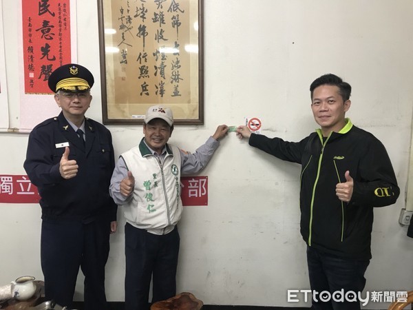 ▲台南市中西區仙草里守望相助隊隊長曾俊仁（中），率相助隊全力守護社區治安及環保。（圖／警方提供）