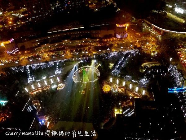 ▲新北市政府32樓觀景台俯瞰整個都市夜景。（圖／櫻桃媽的育兒生活-旅行美食幸福札記提供，請勿任意翻攝以免侵權）