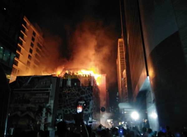 ▲ 印度孟買一棟商業大樓29日凌晨發生大火，造成至少15人死亡，15人受傷 。（圖／翻攝自Rosy推特）