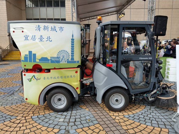 ▲▼北市跨年清掃生力軍！小型掃街車上路。（圖／北市環保局提供）