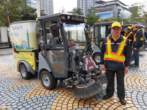 ▲▼北市跨年清掃生力軍！小型掃街車上路。（圖／北市環保局提供）