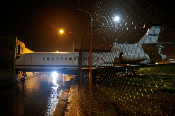 馬爾他機場一輛飛機被大風吹動，不但衝破機場圍欄還撞進大樓。（圖／路透社）