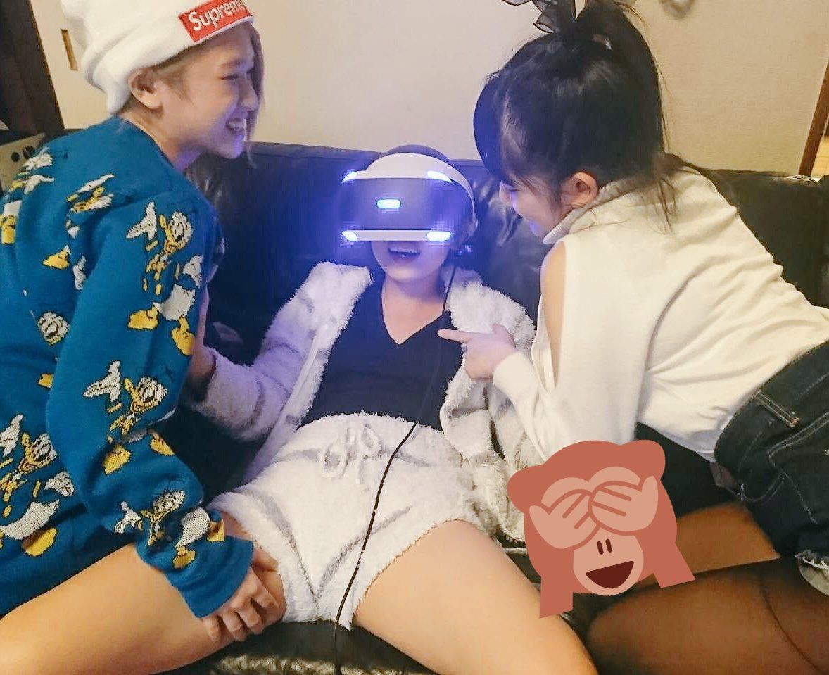 3嫩妹用VR看AV…閨密幫忙掰腿點奶　肥宅怒喊：想殺人（圖／翻攝自twitter）