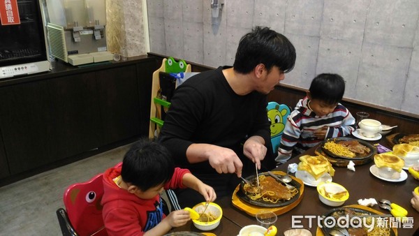 花蓮市「犇犇牛排店」邀請台灣世界展望會所服務的兒童與家長共50名，至店內免費享用牛排晚餐，店內充滿了過節的歡樂氣氛。（圖世界展望會提供）