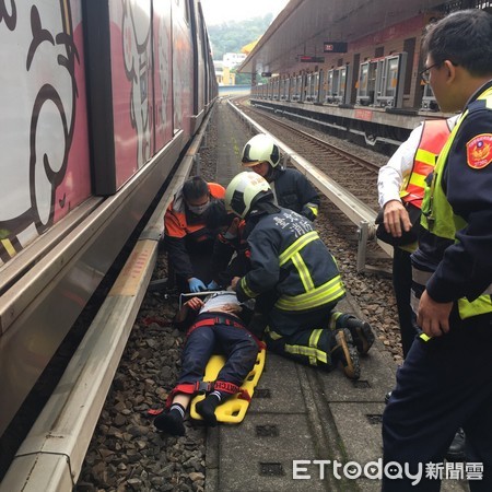 ▲快訊／北市關渡捷運站驚傳落軌。女意識不清送醫急救中（圖／記者柳名耕翻攝）