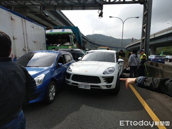 國道一號北上36公里處泰山路段發生連環車禍。（圖／記者陳豐德翻攝）