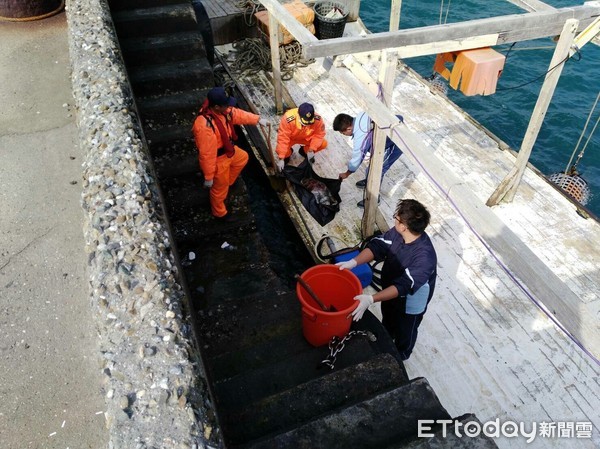 ▲▼澎湖港區連2天發現死亡綠蠵龜...因「誤食海中垃圾」吐血喪命（圖／由南部地區巡防局第七海岸巡防總隊提供）