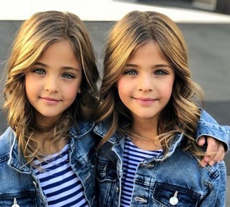 金发大眼有如洋娃娃!7岁小萝莉被封「世上最美双胞胎」