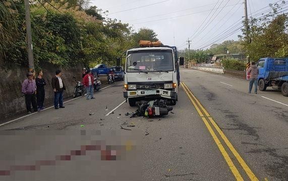 機車騎士夜騎，天亮疑似疲勞駕駛，闖對向車道慘死輪下。（警方提供）