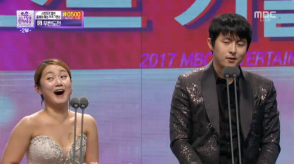 ▲《我獨自生活》朴娜萊與旗安84獲得MBC演藝大賞最佳情侶獎。（圖／翻攝自MBC）