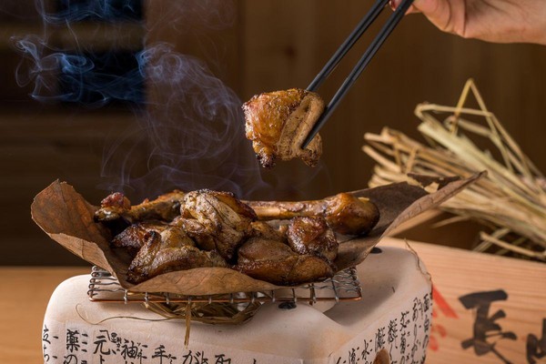 「稻草燒」以稻草燻烤，雞腿肉上桌煙燻味濃郁。（380元／份）
