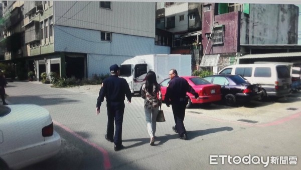 ▲警方追捕緝獲黃女。（圖／記者林悅翻攝）