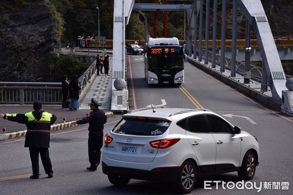 受蘇花公路台9線九宮里路段坍方影響，部分旅客改以台8線中橫公路為替代道路前來花蓮，在歷年連假首日記錄，首次出現台8蜂擁、台9冷清之情況。（圖／新城謷分局提供）