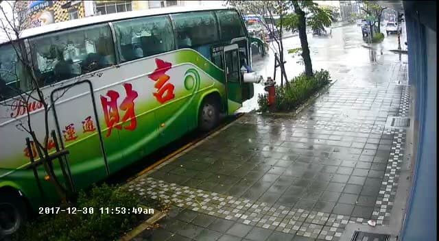 ▲一名遊覽車司機行經宜蘭時，竟然隨手丟了一堆垃圾。（圖／翻攝自爆料公社）