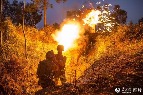 ▲▼解放軍74集團軍噴火兵訓練。（圖／翻攝人民網）